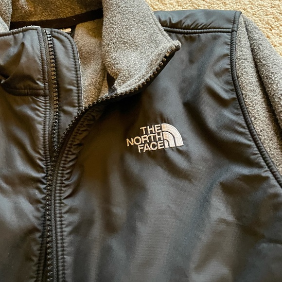 The North Face pullover jacket for boys. - Picture 3 of 5